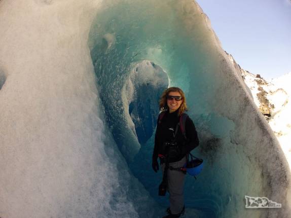 Explorando uma caverna de gelo no glaciar Viedma, no Parque Nacional Los Glaciares, região de El Chaltén, no sul da Argentina
